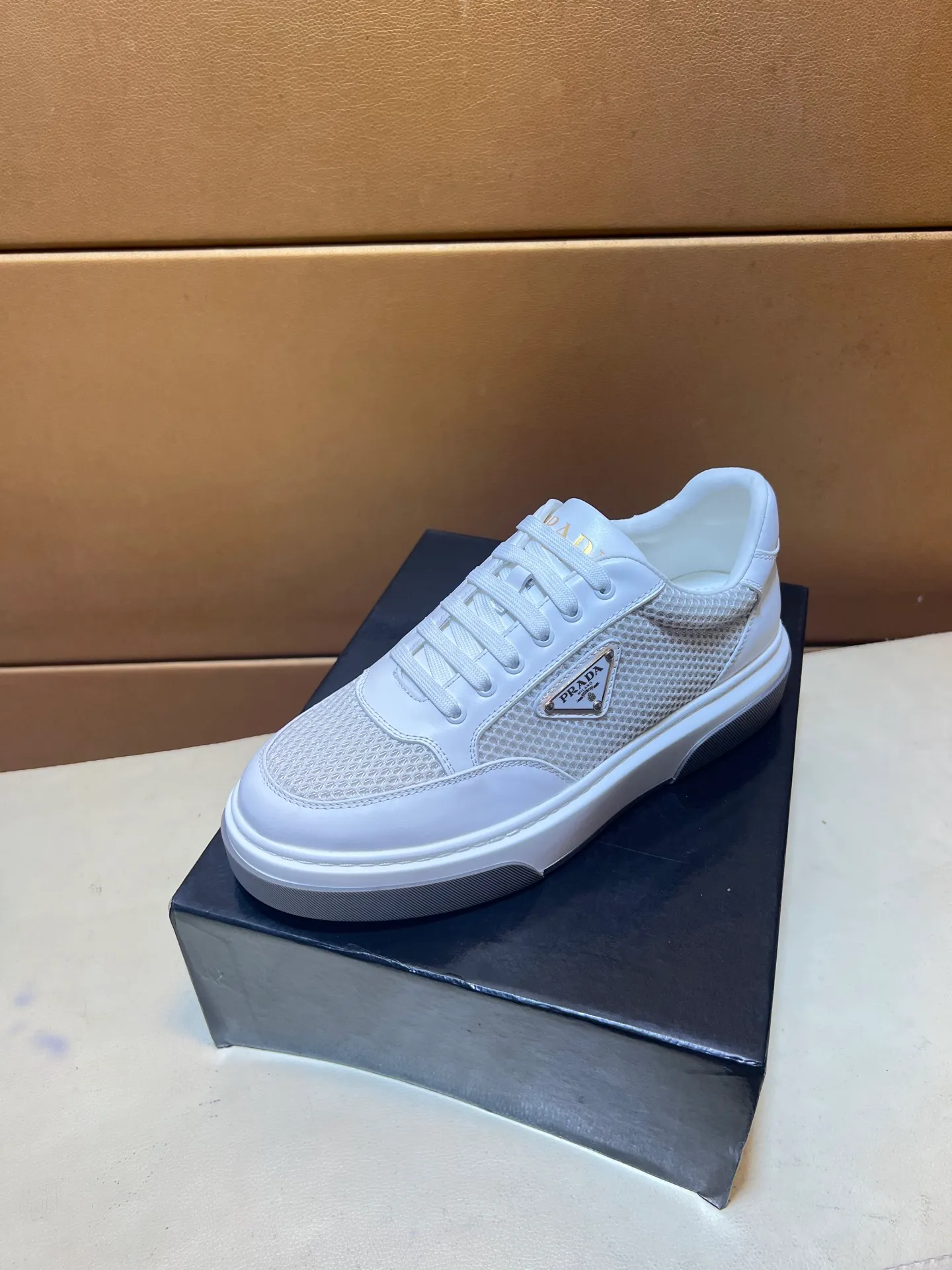 pp560💰👑👑《PRADA》【Classic Original Version】Prada: Top 🔝 Purchasing Agent 🔍🔍Sold at the latest men’s counter simultaneously, imported high-quality original version from Italy 🇮🇹: 🔝Brand silk calfskin·Shoe height, brand logo·Brand high mercerized canvas cloth·Tongue screen printing Brand logo: Prominent (high-end, extravagance, class), exquisite workmanship (imported Italian 🇮🇹 water-based mesh lining, 🐂cowhide feet), soles: original soles specially provided by the original factory, double-layer movable molding: transparent air cushion bottom, environmentally friendly, wear-resistant, ultra-light, comfortable, 🌲🌲🌲, real-life photos 🎬The real ones are more beautiful Flying code number 38-44
